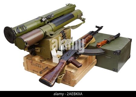 Fort de l'Armée de munitions avec AK47 et des munitions de fusil isolés. Texte sur boîte de munitions en russe - type cartouche et le calibre avec un numéro de lot. Banque D'Images
