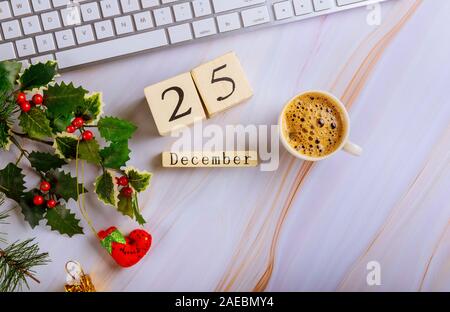 25 décembre OK Computer jour avec le travail d'un bureau avec une tasse de café clavier ordinateur composition de Noël Banque D'Images