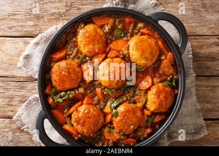 Boulettes de viande avec un plat de lentilles et de légumes en sauce tomate close-up dans une casserole sur la table. Haut horizontale Vue de dessus Banque D'Images
