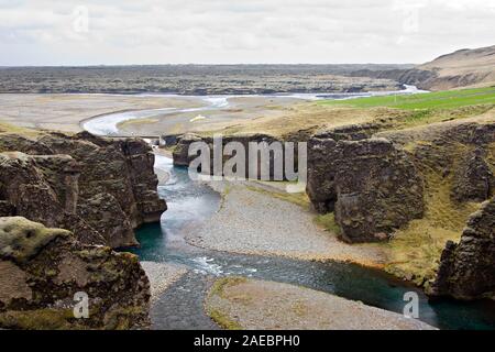 Vue sur la fin de la partie Fjadrargljufur impressionnant canyon dans le sud de l'Islande à grande plaines de lave. Banque D'Images