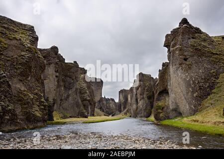 Voir dans l'impressionnant canyon Fjadrargljufur dans le sud de l'Islande. Banque D'Images