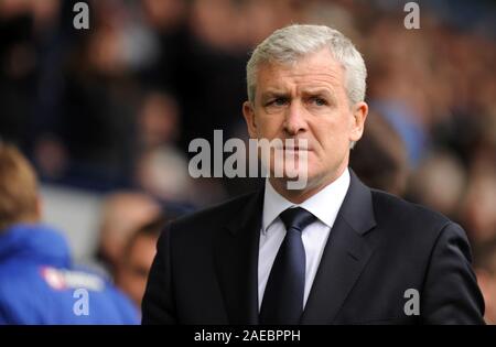 14 avril 2012. Soccer - Football Premiership - West Bromwich Albion contre Queens Park Rangers. Queens Park Rangers manager Mark Hughes a l'air pensive avant de lancer. Photographe : Paul Roberts/OneUpTop/Alamy. Banque D'Images