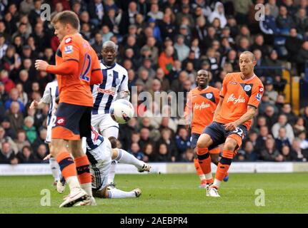 14 avril 2012. Soccer - Football Premiership - West Bromwich Albion contre Queens Park Rangers. Bobby Zamora de Queens Park Rangers hits un objectif lié tiré que de le voir bloqué par son propre lecteur - Jamie Mackie des Queens Park Rangers . Photographe : Paul Roberts/OneUpTop/Alamy. Banque D'Images