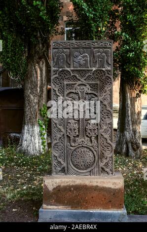 Allée de traverse à Gyumri, pierre grise avec le khatchkar figure de la Vierge à l'enfant, les anges et le soleil un symbole de l'éternité Banque D'Images