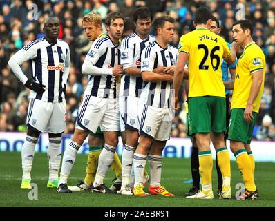 28 janvier 2012. Football - Coupe de France Football - West Bromwich Albion contre Norwich City. West Bromwich Albion conduire par Nicky Shorey de West Bromwich Albion prendre une approche inhabituelle pour un coin. Photographe : Paul Roberts/OneUpTop/Alamy. Banque D'Images