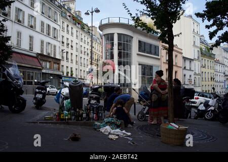 Famille migrante debout sur coin de rue, rue Christiani/rue Myrha, 75018 Paris, France Banque D'Images