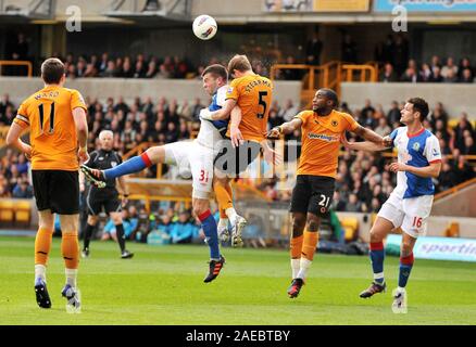 10 mars 2012. Soccer - Football Premiership - Wolverhampton Wanderers contre Blackburn Rovers. Richard Stearman de Wolverhampton Wanderers efface des loups . Photographe : Paul Roberts/Oneuptop/Alamy. Banque D'Images