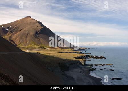 Vue depuis la route principale de l'islande 1 le long de la côte sud-est de l'Islande. Banque D'Images