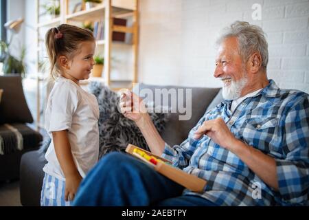 Le jeu et le plaisir des grands-parents avec leur petite-fille Banque D'Images