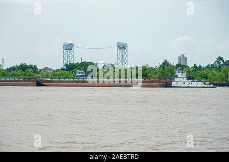 NEW ORLEANS, LA/USA - 14 juin 2019 : pousser du remorquage de barges sur la rivière Mississipi et canal industriel verrou. Banque D'Images