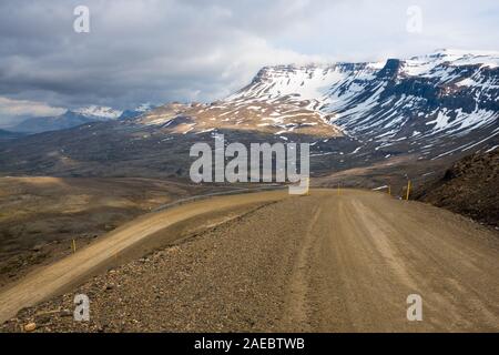 Dans l'Est de l'Islande la route principale 1 mène jusqu'à son plus haut col à travers les montagnes. L'image montre la vue vers le sud-est de la vallée. Banque D'Images