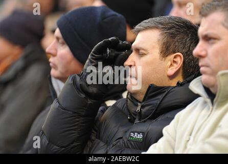 28 janvier 2012. Soccer - Football Premiership - Wolverhampton Wanderers Vs West Bromwich Albion. Un ventilateur loups utilise une longue-vue pour observer l'action. Photographe : Paul Roberts/Oneuptop/Alamy. Banque D'Images