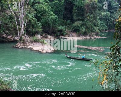 Vue sur le Lac de Ba Be à jour d'hiver à Bac Kan, Vietnam du Nord. Banque D'Images