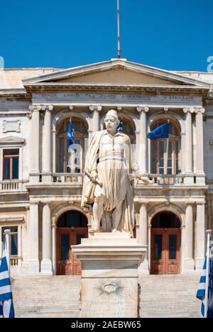 Statue de héros grec, Andreas Miaoulis, en face de l'Hôtel de Ville d'Ermoupolis, dans l'île de Syros, Mer Égée, Grèce. Banque D'Images