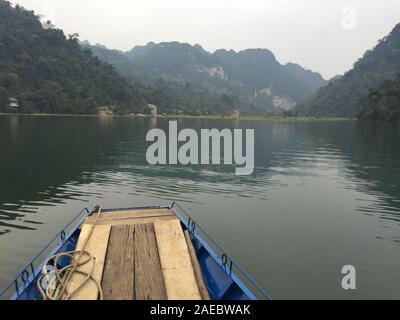 Vue sur le Lac de Ba Be à jour d'hiver à Bac Kan, Vietnam du Nord. Banque D'Images