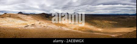 Vue panoramique sur la zone géothermique Namaskard en Islande. Banque D'Images