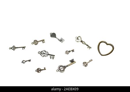 Vintage skeleton keys avec metall coeur sur fond blanc. Banque D'Images