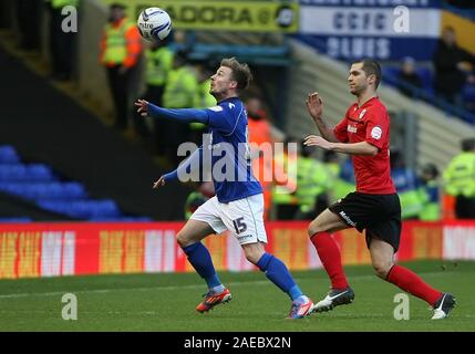 1er janvier 2013 - nPower Championship - Birmingham City Vs. La ville de Cardiff - Wade Elliott La ville de Birmingham contrôle le ballon avec Ben Turner de Cardiff City sur sa queue - Photo : Paul Roberts /Oneuptop/Alamy. Banque D'Images