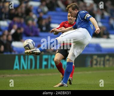 1er janvier 2013 - nPower Championship - Birmingham City Vs. La ville de Cardiff - Steven Caldwell de Birmingham City efface sous la pression de Craig Bellamy de Cardiff City - Photo : Paul Roberts /Oneuptop/Alamy. Banque D'Images