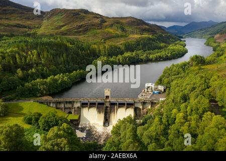 The Corporate Finance l'eau circulant sur le barrage hydroélectrique de l'Ecosse, Highland avec SDI Loch étendant derrière le barrage. Banque D'Images