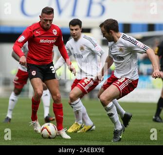 2 février 2013 - Championnat de Football nPower - Cardiff City Vs. La ville de Bristol - Craig Bellamy La ville de Cardiff est surveillé par la défense de la ville de Bristol - Photo : Paul Roberts /Oneuptop/Alamy. Banque D'Images