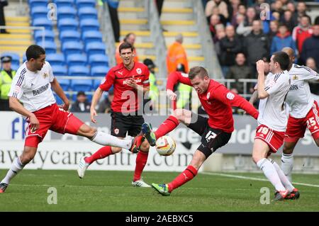 2 février 2013 - Championnat de Football nPower - Cardiff City Vs. La ville de Bristol - Aron Gunnarsson de Cardiff City Tours pour obtenir un tir loin - Photo : Paul Roberts /Oneuptop/Alamy. Banque D'Images