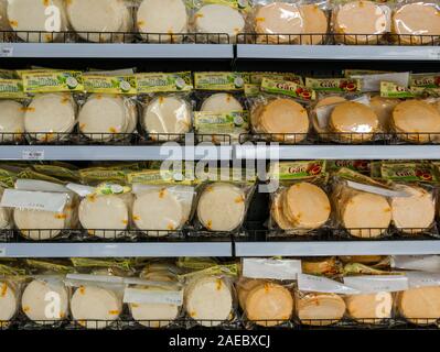 Paquets de Bánh phồng craquelins de riz frit sur étagère de supermarché, Vietnam, Asie Banque D'Images