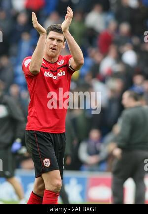2 février 2013 - Championnat de Football nPower - Cardiff City Vs. La ville de Bristol - Mark Hudson, de la ville de Cardiff applaudit les fans - Photo : Paul Roberts /Oneuptop/Alamy. Banque D'Images