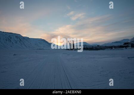 Pyramiden, Svalbard. Les pistes de motoneige sur la glace de mer, menant à Pyramiden port. Banque D'Images