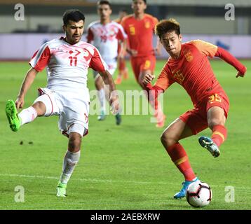 Zhuhai, la province chinoise du Guangdong. 8e déc, 2019. Karimov Otabek (L) du Tadjikistan est en concurrence pendant le match entre la Chine et le Tadjikistan U22 U22 à l'équipe CFA Chine W.O Cup Tournoi International de Football à Zhuhai, Province du Guangdong en Chine du sud, le 8 décembre 2019. Credit : Deng Hua/Xinhua/Alamy Live News Banque D'Images