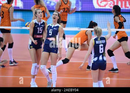 Shanghai, Chine. 8e déc, 2019. Les joueurs de Imoco Volley Conegliano célébrer pendant le match final entre Imoco Volley Conegliano de l'Italie et de la Turquie Istanbul Vitra Eczaclbasl au 2019 FIVB Women's Club Championnat du Monde à Shanghai, la Chine orientale, le 8 décembre 2019. Credit : Huang Zongzhi/Xinhua/Alamy Live News Banque D'Images