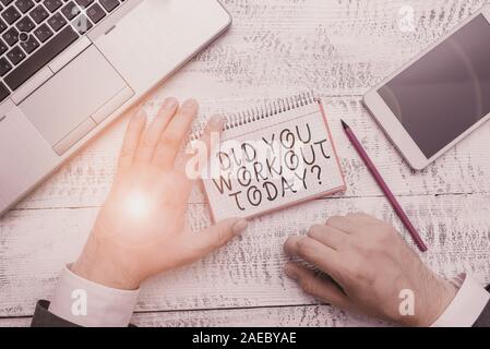Écrit remarque montrant Avez-vous d'entraînement aujourd'hui. Concept d'affaires pour demander si l'exercice physique session fait part tenir note papier près de matériel écrit Banque D'Images