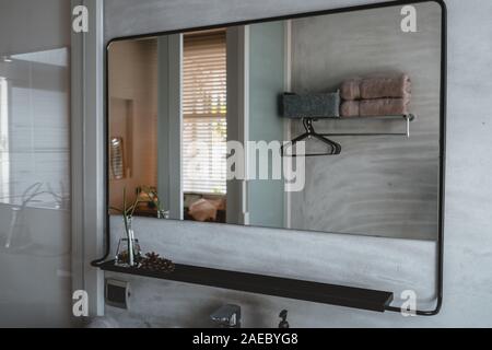 Le robinet de salle de bain moderne, salle de bains carrelée moderne blanc - baignoire Banque D'Images