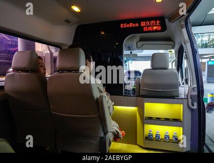 Shanghai, Chine - Jun 3, 2019. L'intérieur de la haute classe van attendent des passagers à l'aéroport de Pudong de Shanghai (PVG). Banque D'Images