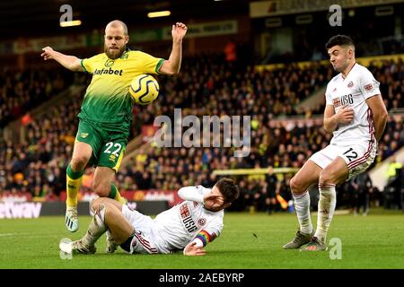 Sheffield United's Oliver Norwood diapositives dans sur la ville de Norwich Teemu Pukki au cours de la Premier League match à Carrow Road, Norwich. Banque D'Images