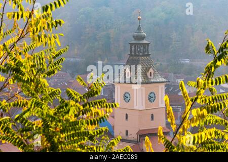 L'hôtel de ville dans le centre de Brasov, sur un matin d'automne, vu de loin Banque D'Images