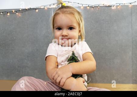 Kid étreignant un arbre, nouveau concept de l'année. Banque D'Images