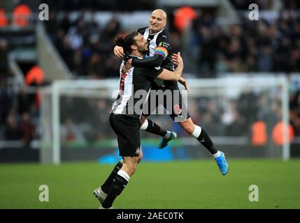 Jonjo Shelvey de Newcastle United (à droite) célèbre marquant son but premier du côté du jeu avec son coéquipier Andy Carroll au cours de la Premier League match à St James' Park, Newcastle. Banque D'Images