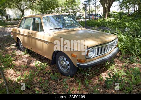 Vieux projet Volvo 144s voiture garée en sous-bois dans le jardin d'hiver en Floride usa Banque D'Images