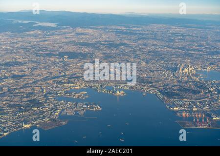 Vue aérienne de la ville de Yokohama, Kawasaki et Ota city à l'aube de temps avec ciel bleu horizon historique, Tokyo, Japon Banque D'Images