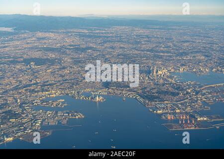 Vue aérienne de la ville de Yokohama, Kawasaki et Ota city à l'aube de temps avec ciel bleu horizon historique, Tokyo, Japon Banque D'Images