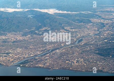 Vue aérienne de la région Shonan dans heure du lever avec ciel bleu horizon historique, préfecture de Kanagawa, Japon Banque D'Images