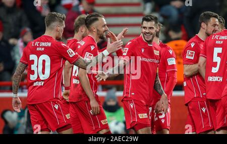 Berlin, Allemagne. Le 08 mai 2019. Soccer : Bundesliga, 1er FC Union Berlin - 1er FC Cologne, 14e journée, stade An der alten Försterei situé. Berlin's Robert Andrich (l) tape ses mains après Andersson's 1:0 but avec coéquipier Christopher Trimmel (4e à partir de l). Crédit : Andreas Gora/DPA - NOTE IMPORTANTE : en conformité avec les exigences de la DFL Deutsche Fußball Liga ou la DFB Deutscher Fußball-Bund, il est interdit d'utiliser ou avoir utilisé des photographies prises dans le stade et/ou la correspondance dans la séquence sous forme d'images et/ou vidéo-comme des séquences de photos./dpa/Alamy Live News Banque D'Images