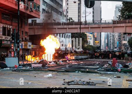 Hong Kong - le 18 novembre 2019 : Explosion dans les affrontements entre la police anti-émeute et manifestant à HongKong Banque D'Images