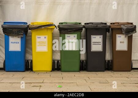 'Cracovie, Lesser Pologne/Pologne - 04.27.2019: Poubelles de séparation pour un nouveau système de ségrégation en Pologne' Banque D'Images