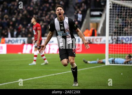 Le Newcastle United Federico Fernandez fête marquant son deuxième but de côtés du jeu pendant le premier match de championnat à St James' Park, Newcastle. Banque D'Images