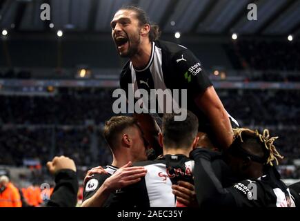 Le Newcastle United Federico Fernandez (cachée) célèbre marquant son deuxième but de côtés du jeu avec son coéquipier Andy Carroll au cours de la Premier League match à St James' Park, Newcastle. Banque D'Images