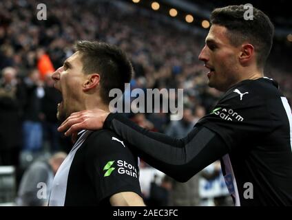 Le Newcastle United Federico Fernandez (à gauche) célèbre marquant son deuxième but de côtés du jeu pendant le premier match de championnat à St James' Park, Newcastle. Banque D'Images