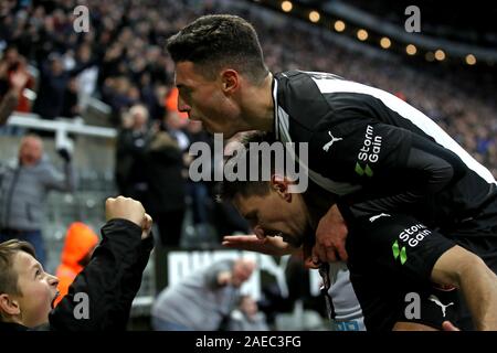 Le Newcastle United Federico Fernandez (centre) célèbre marquant son deuxième but de côtés du jeu pendant le premier match de championnat à St James' Park, Newcastle. Banque D'Images