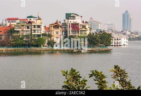 Vue sur le lac de l'Ouest dans le District de Tay Ho avec ciel voilé le smog, Hanoi, Vietnam, Asie du sud-est Banque D'Images